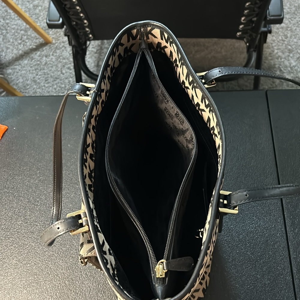 Michael Kors EUC Large Handbag - Picture 11 of 16